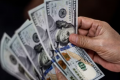 V&igrave; sao gi&aacute; USD lao dốc?
